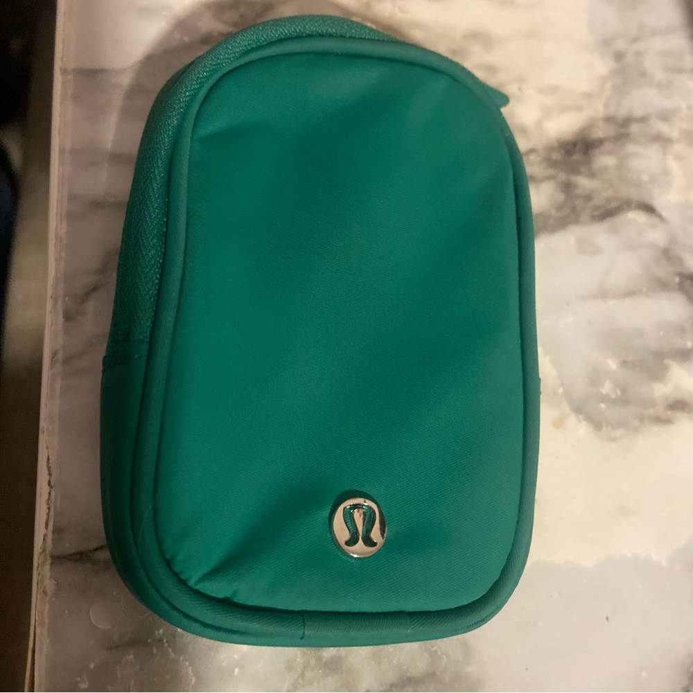 Lululemon Clippable Green Wallet Pouch